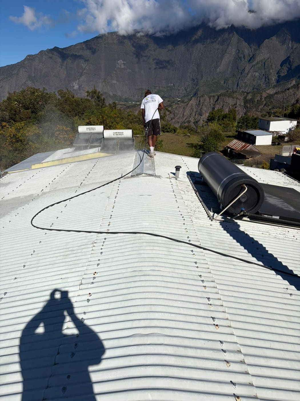 Artisan couvreur de Kazéo Rénovation au travail