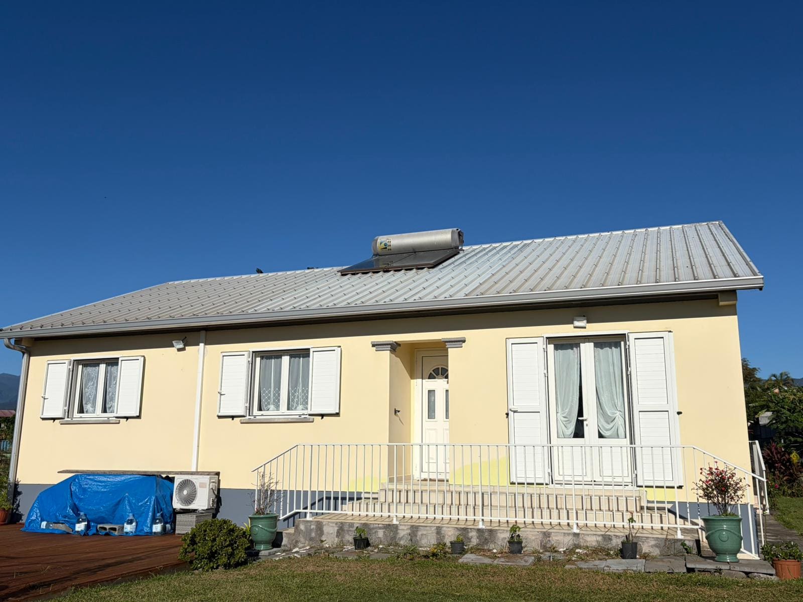 Toiture rénovée d'une maison à La Réunion