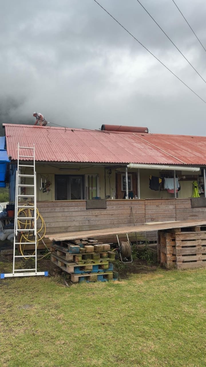 Nettoyage de toiture de case créole — Cilaos