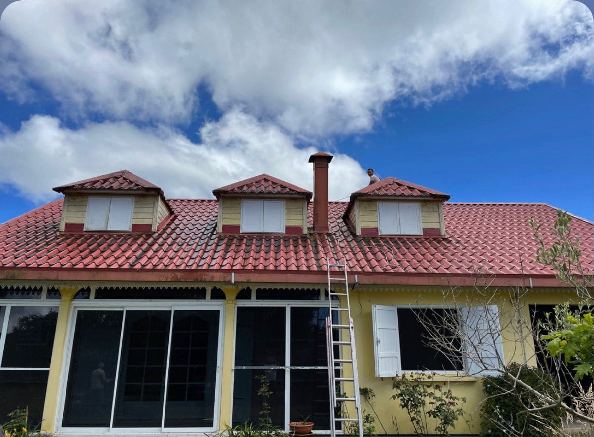 Rénovation de toiture en tuiles — Saint-Pierre